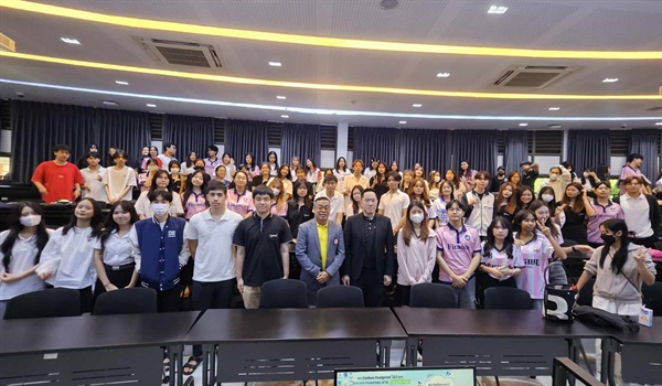 นิสิตคณะบริหารธุรกิจเพื่อสังคม เข้าร่วมฟังการบรรยายจากบริษัทรู้ใจประกันภัย อินชัวร์เทคชั้นนำในประเทศไทย